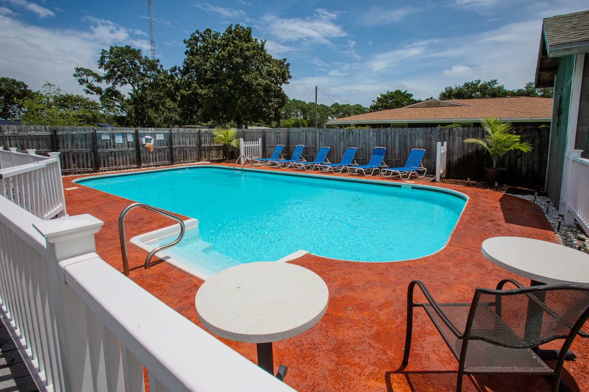 Emerald Oasis: 3BR, Pool, King Suite, Pets welcome